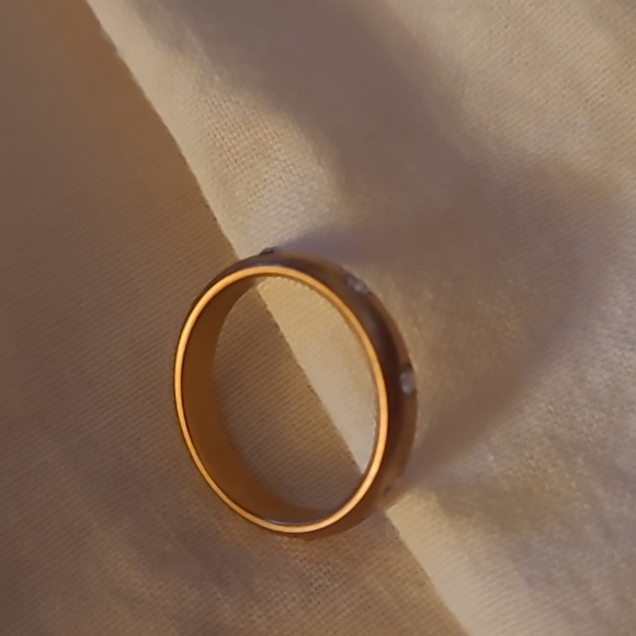 Small Gold toned and small diamond accented ring - Picture 7 of 9